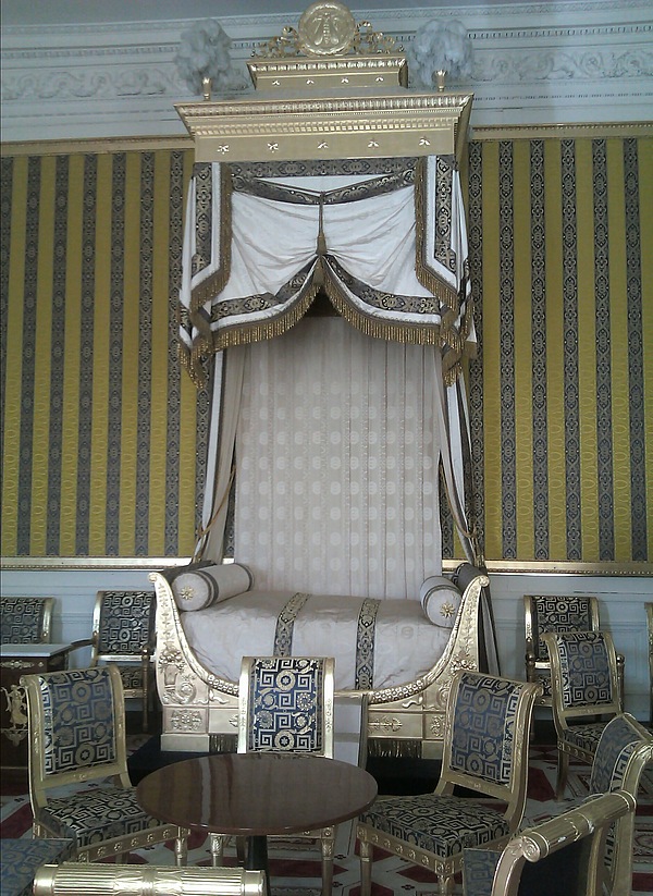 Ein Bett aus der Zeit um Napoleon. Da es extrem hoch ist - sah es viel kürzer aus, als es ist.