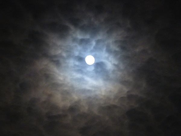Wolken vor dem Mond.